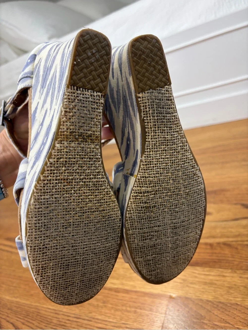 TOMS Chambray Sierra Ikat Boho Blue & White Wedge Heel Sandals (9)